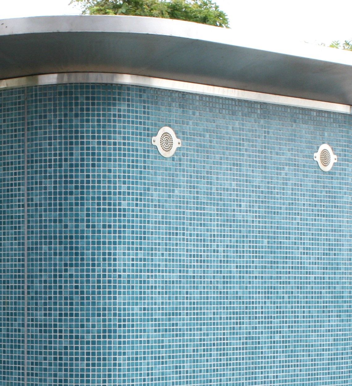 En swimmingpool med blå tegl og metaltag