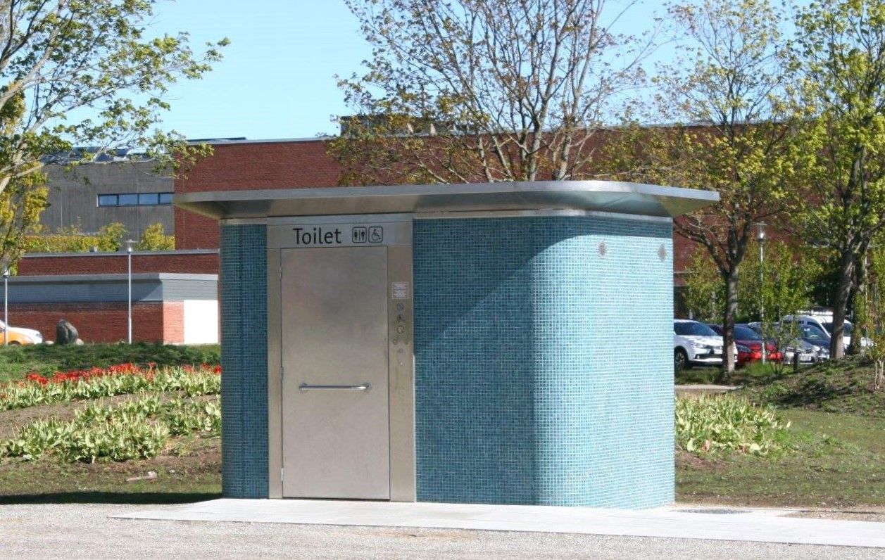 Et lille toilet med ordet toilet på