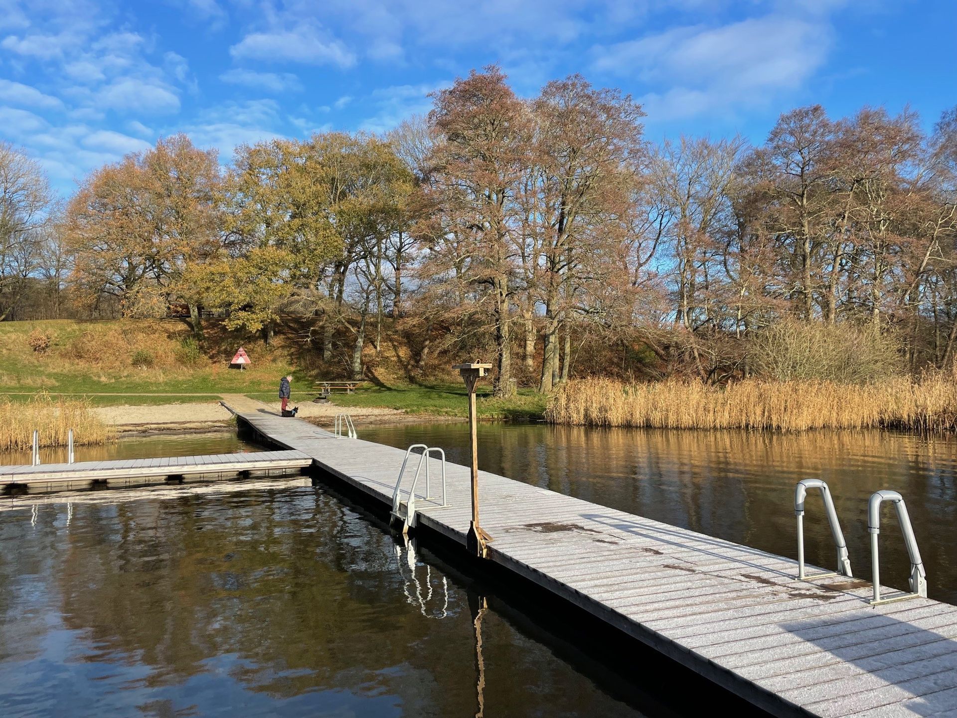 En stor trækonstruktion med et hvidt hegn omkring