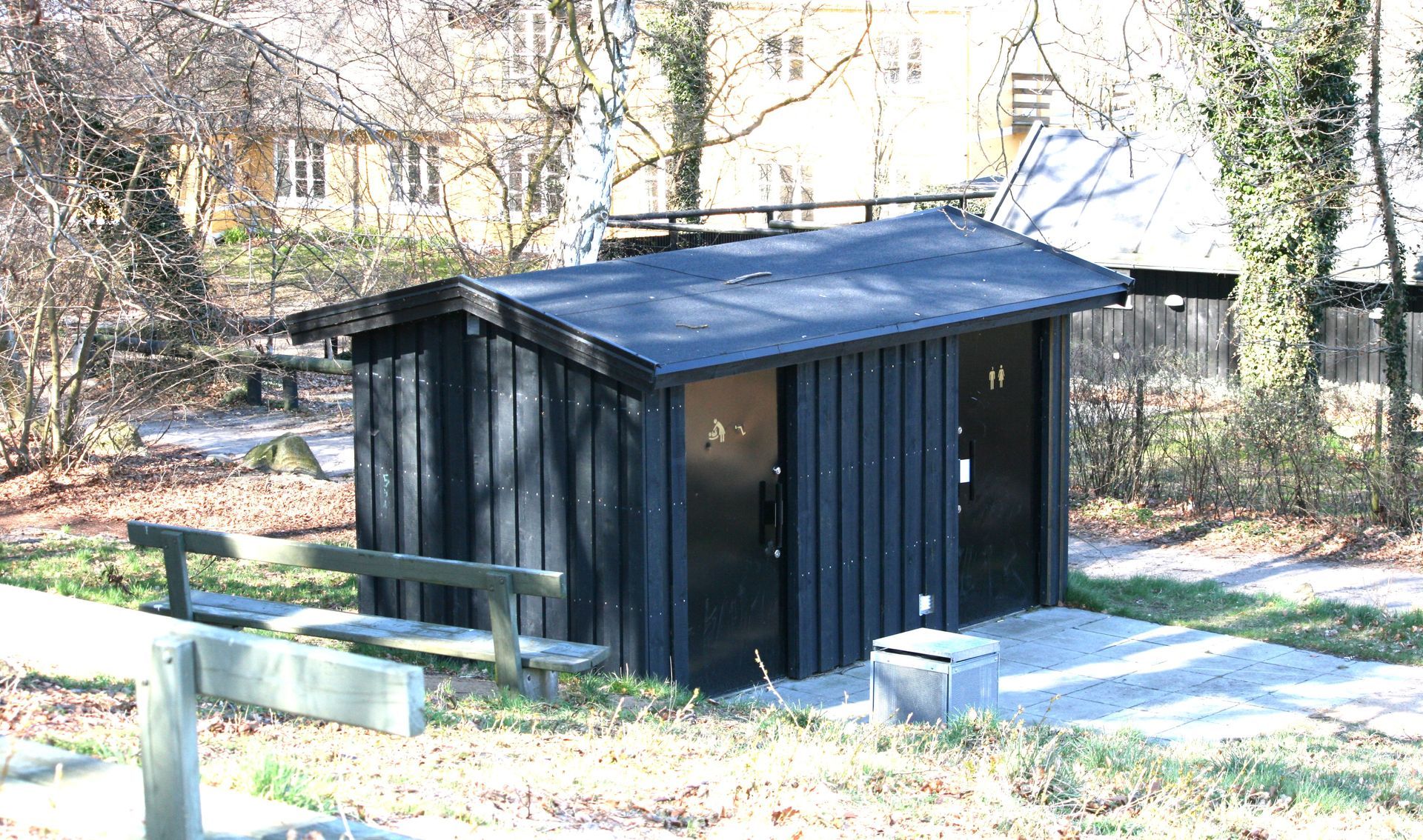 Et lille sort skur midt i en park