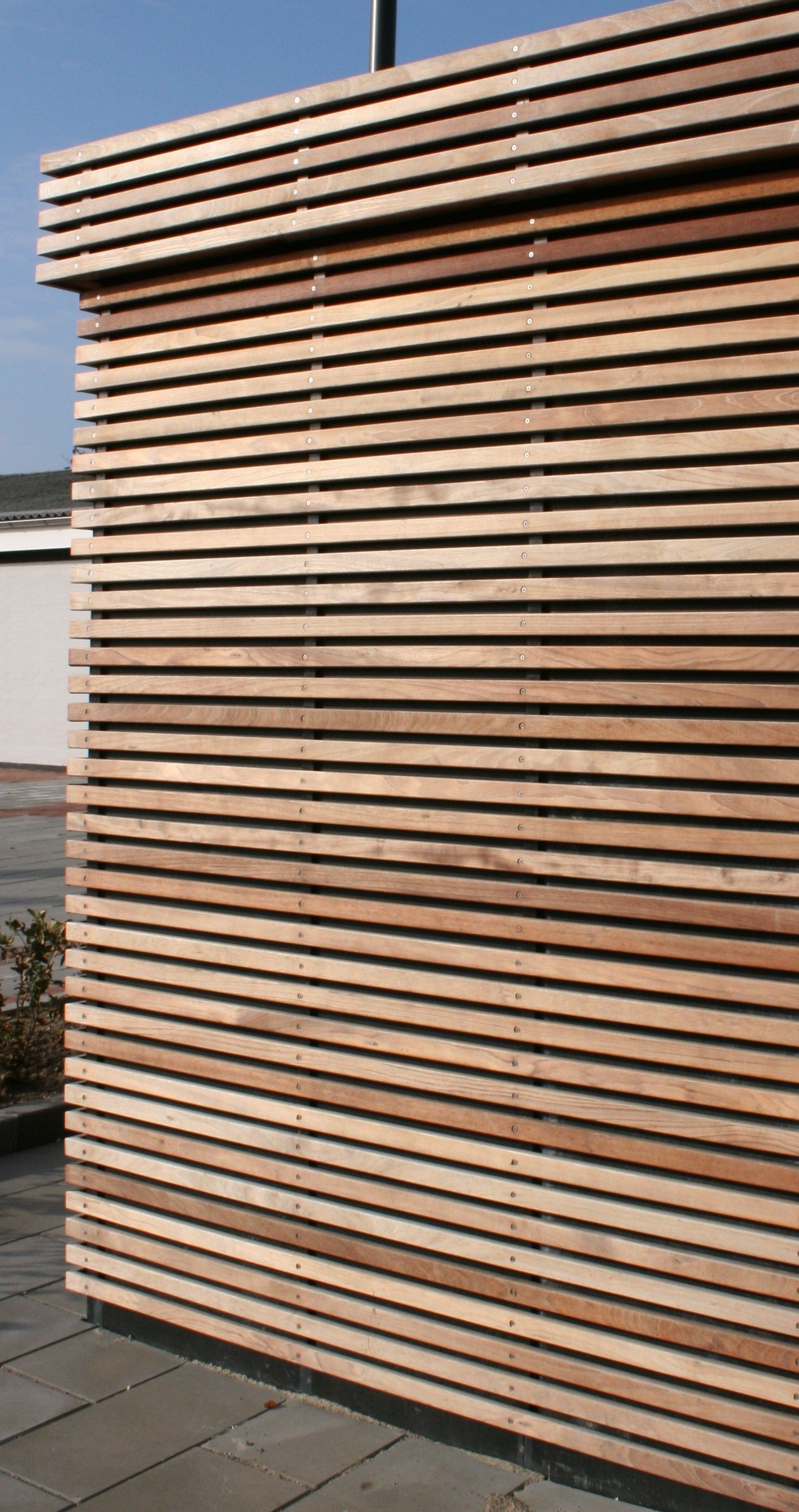 Et nærbillede af en trævæg med lameller på.