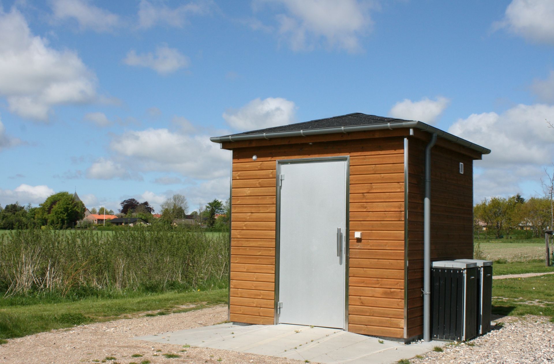 Et lille træskur med hvid dør