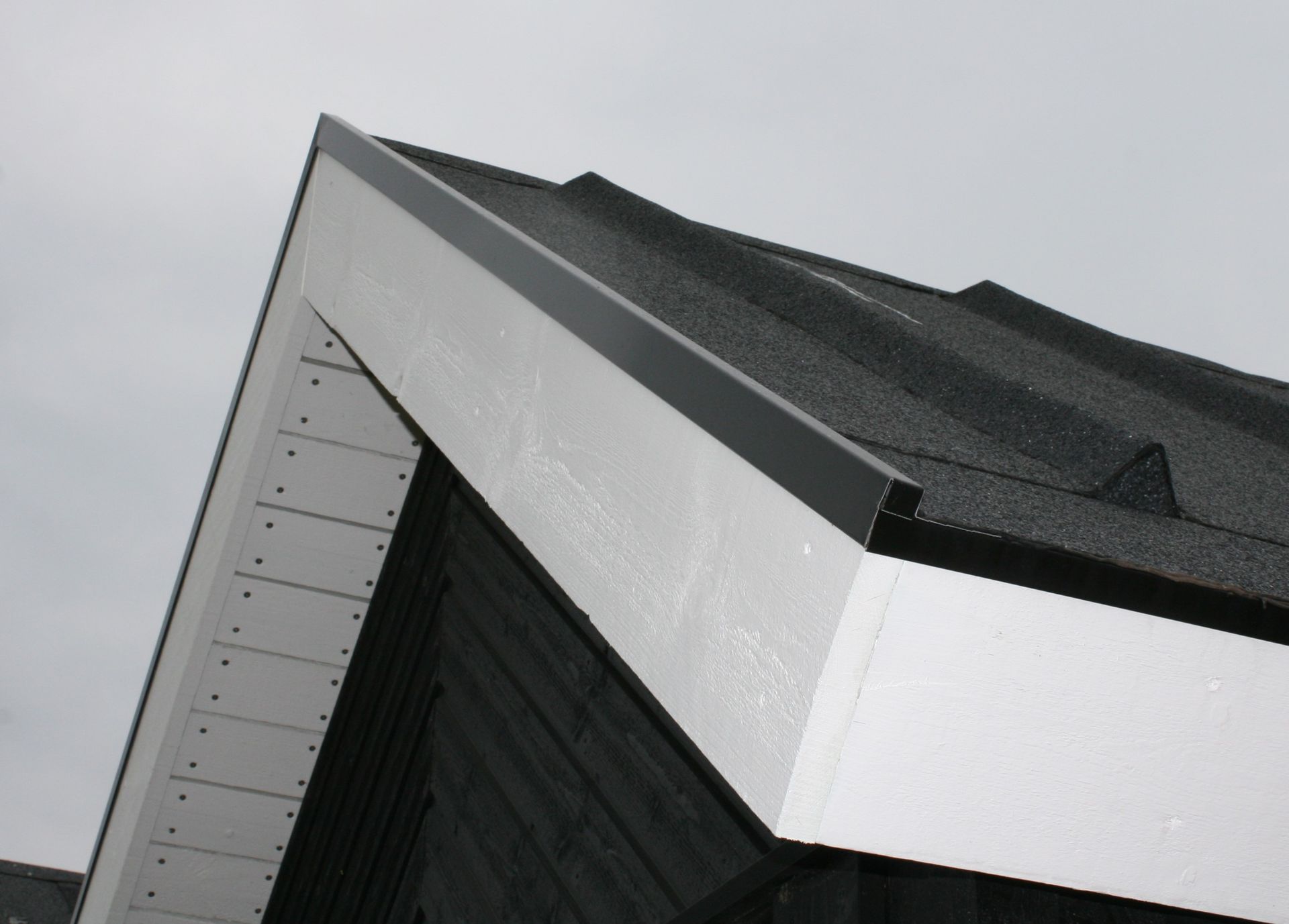 Et sort/hvidt foto af et tag med en hvid trim