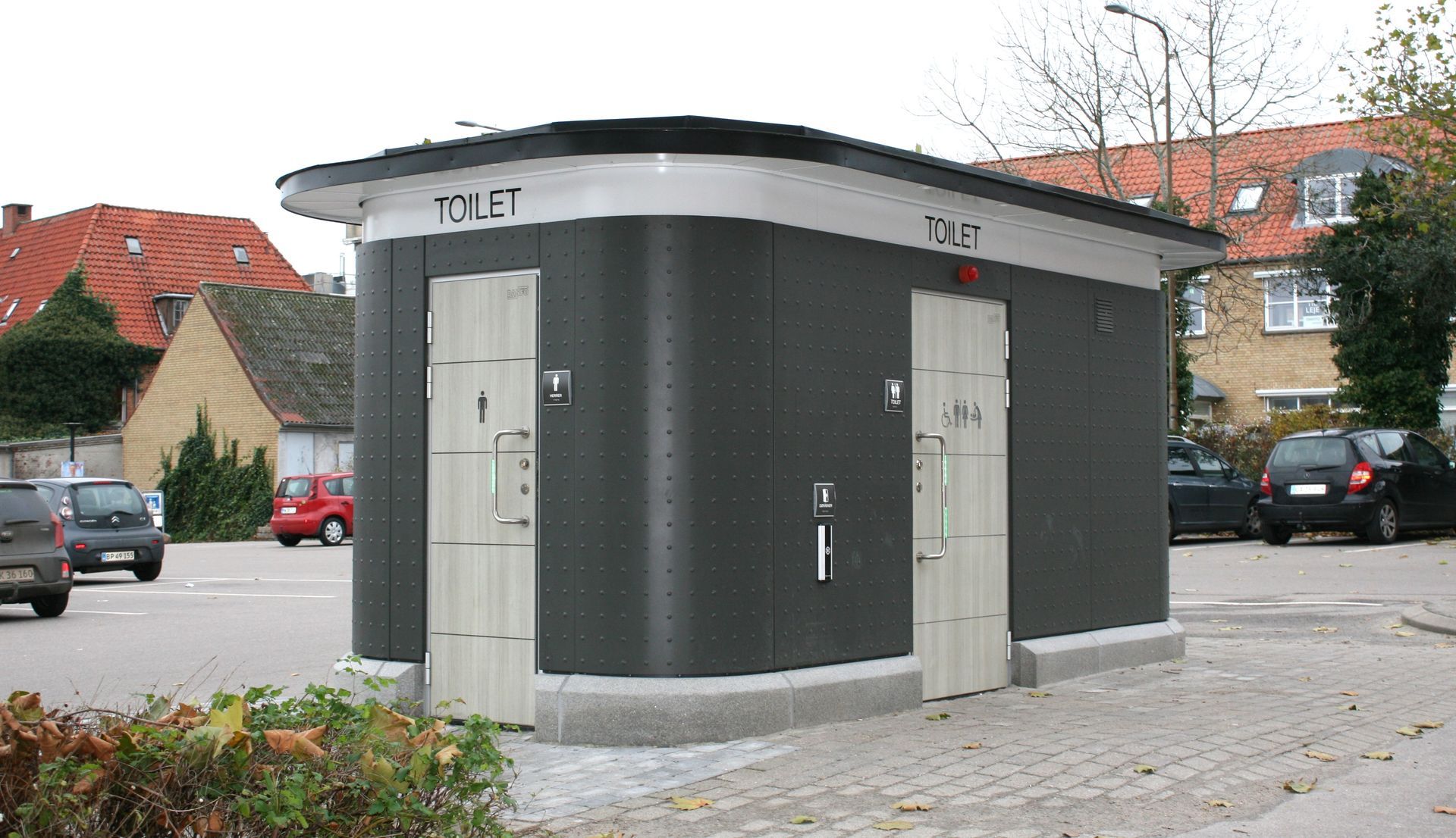 En sort/hvid bygning med ordet toilet på