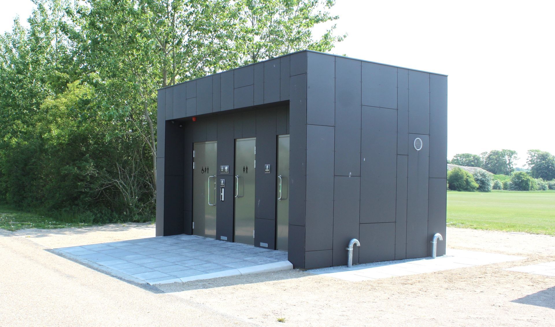 En sort bygning med tallet 6 på