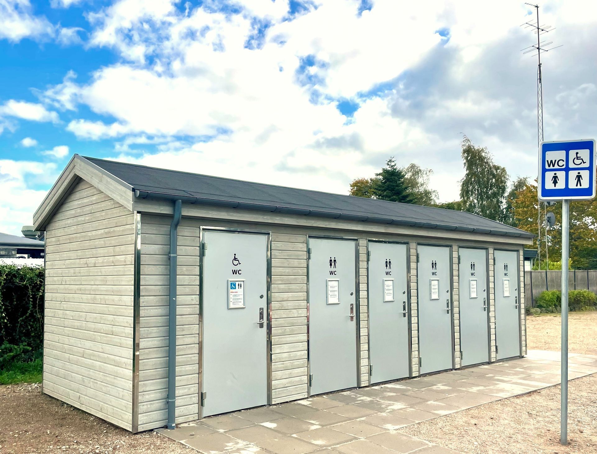 Toiletbygning ved Marielyst Torv