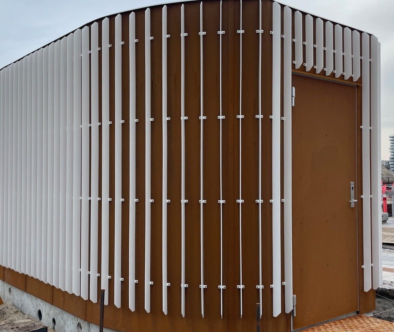 En brun og hvid bygning med en dør