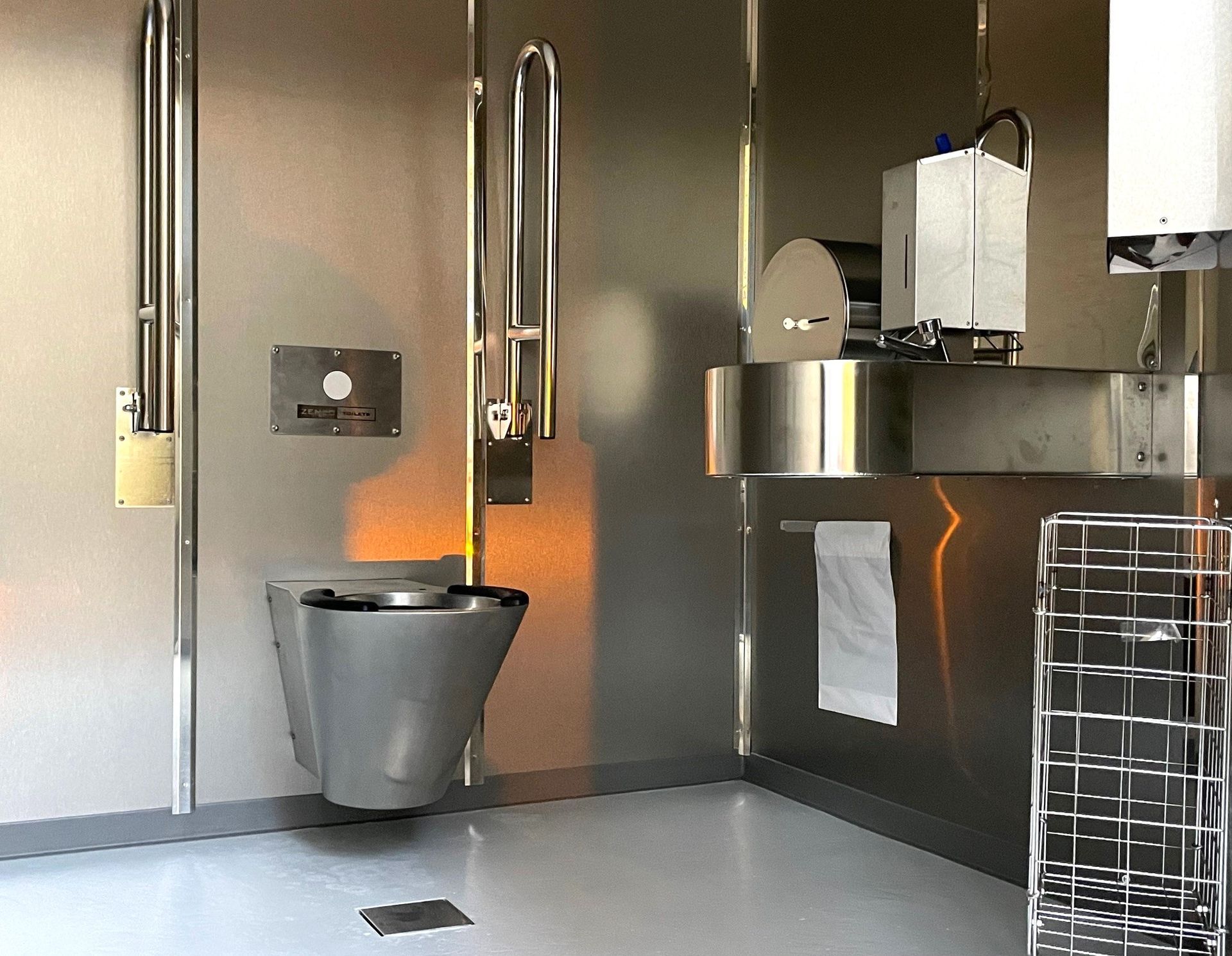 Et badeværelse med toilet og håndvask