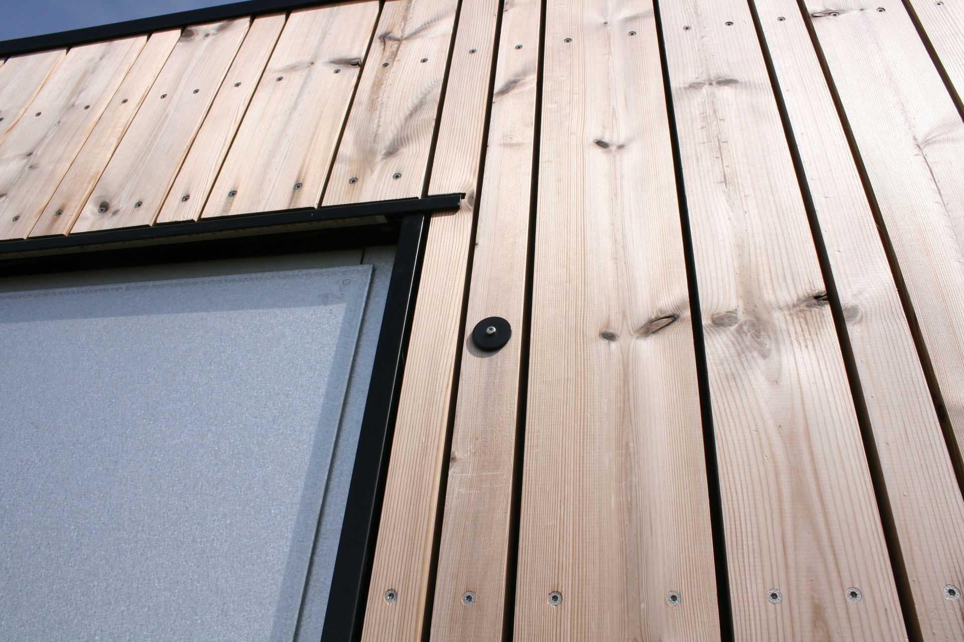 Et nærbillede af en træbygning med en dør