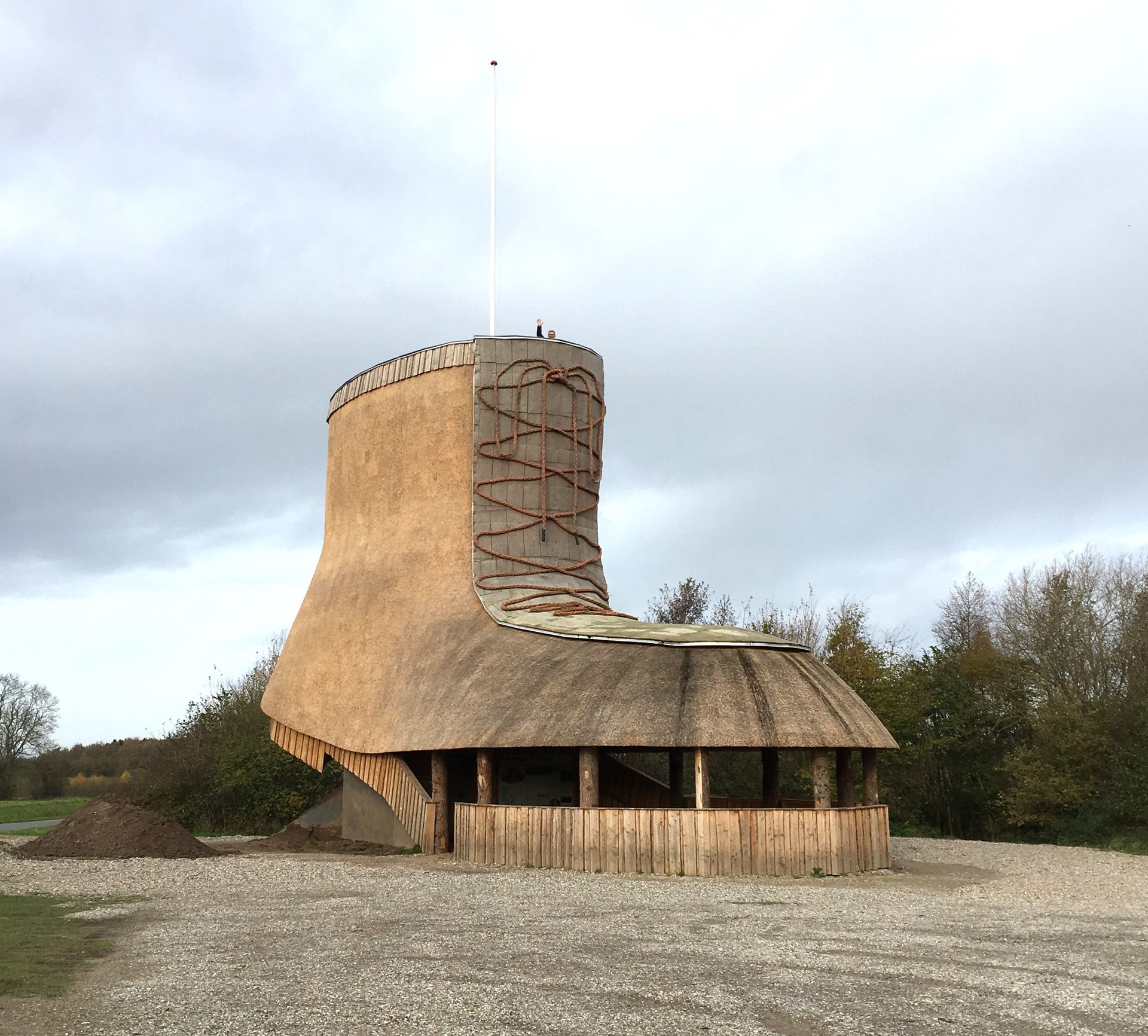 En bygning, der ligner en støvle med stråtag