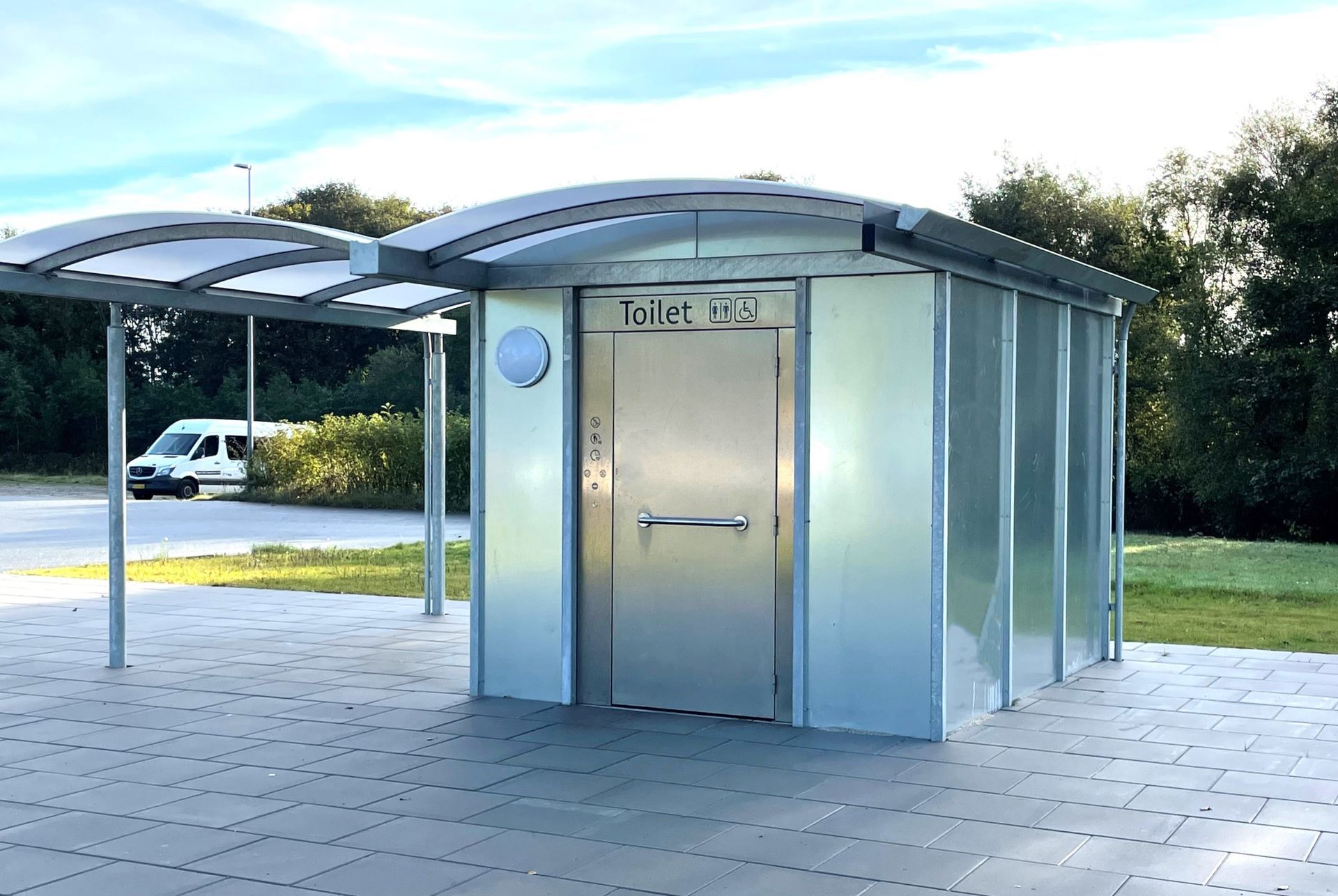 En rustfri bygning med en baldakin over