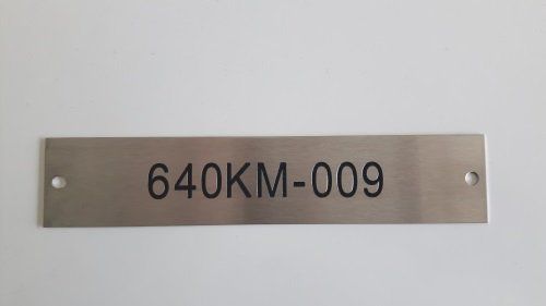 targa con incisa una numerazione