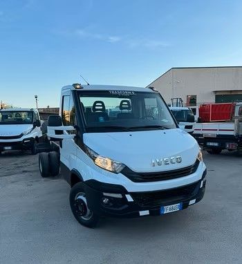 Un camion iveco bianco è parcheggiato in un parcheggio.