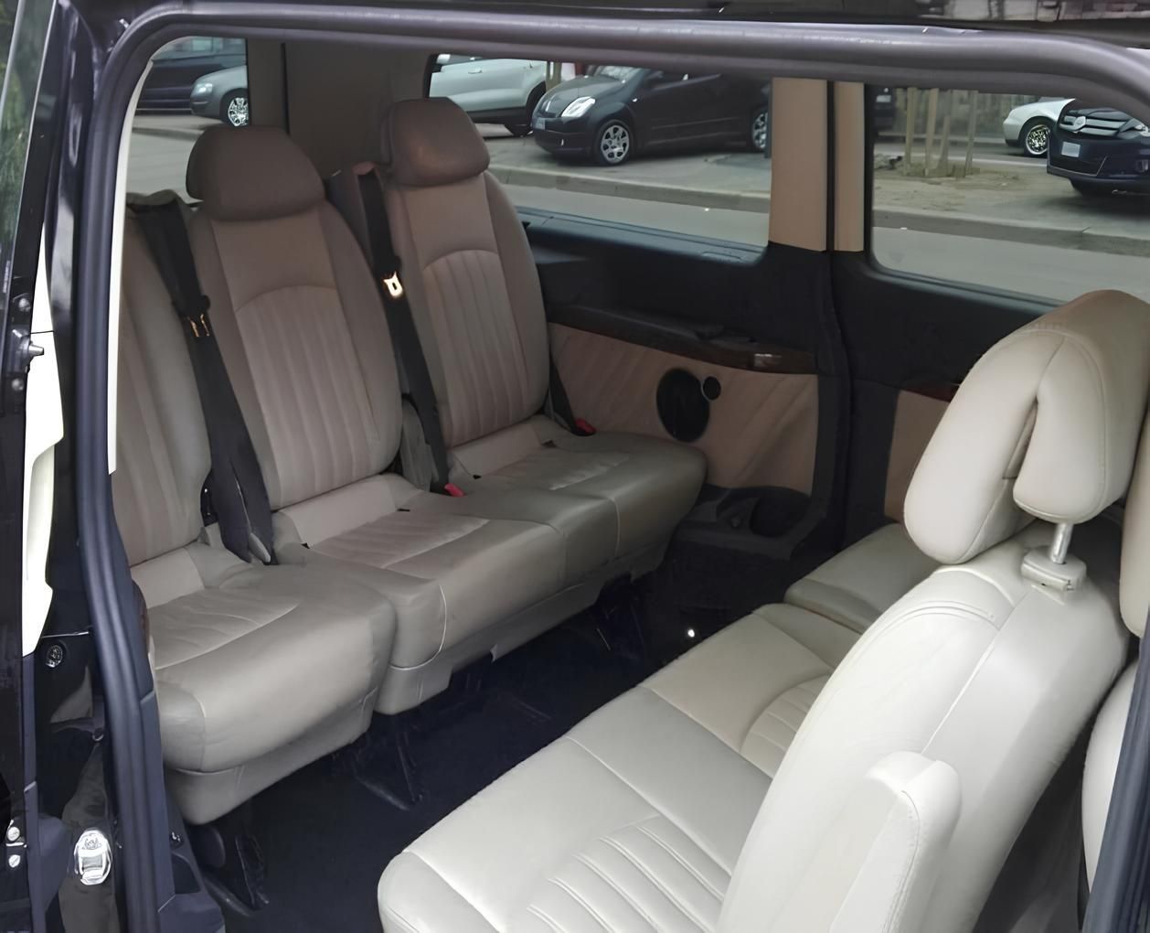 Il sedile posteriore di un furgone nero con sedili in pelle marrone chiaro