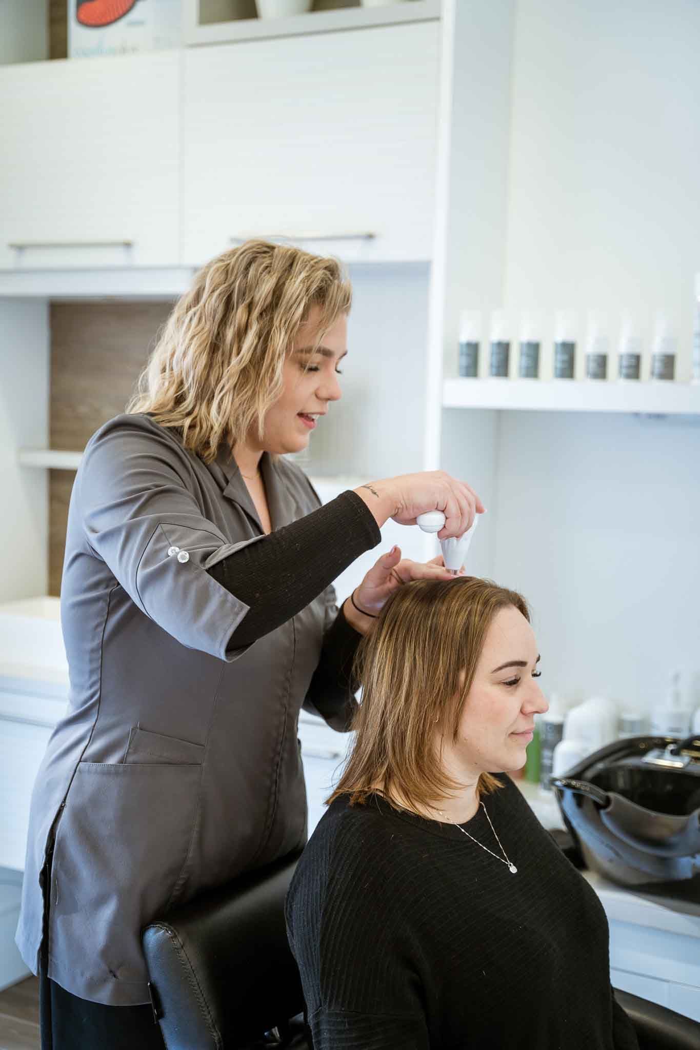 Une double porte en bois turquoise encadrée de bougainvillées rose vif sur la façade en pierre d'un bâtiment.