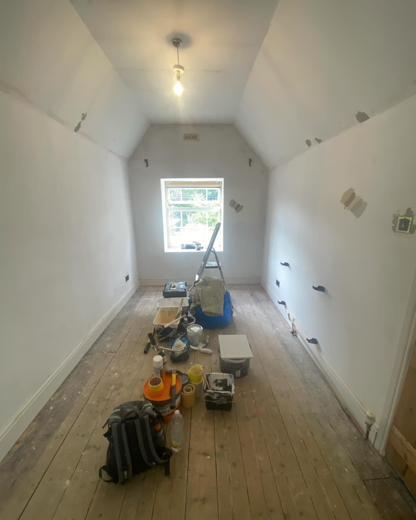 Before and after image of painting and decorating carried out by DMB Painting & Decorating near Hadleigh.