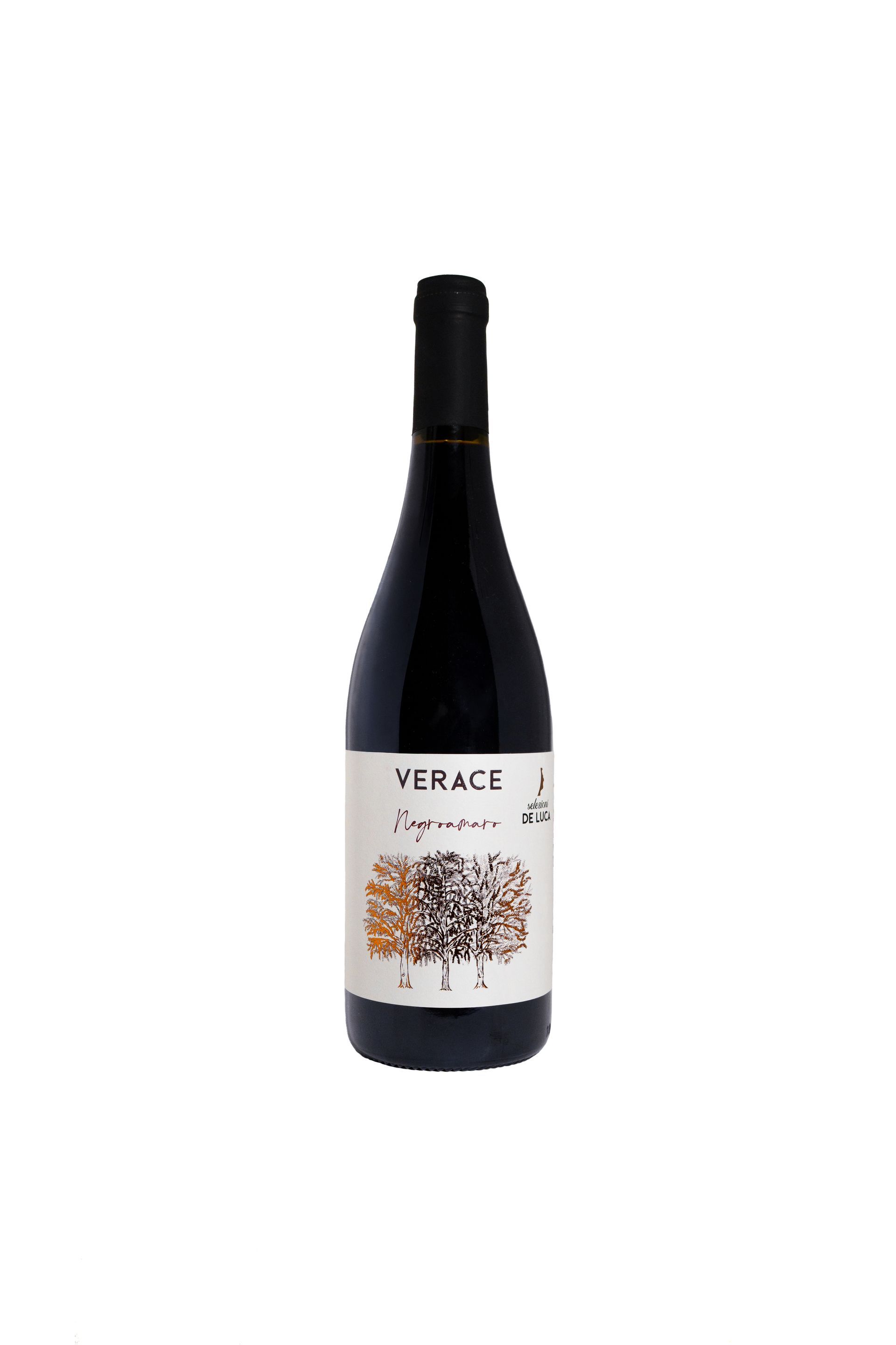 Bottiglia di vino Verace Syrah con etichetta bianca, liquido rosso scuro.