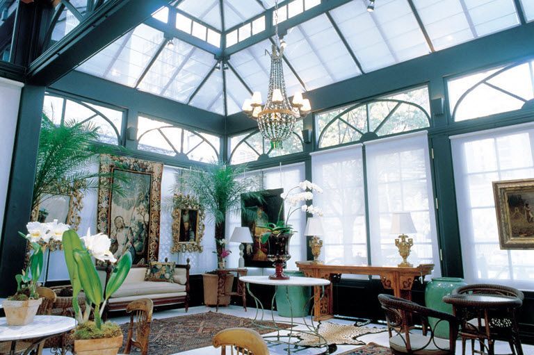 A living room with a chandelier hanging from the ceiling