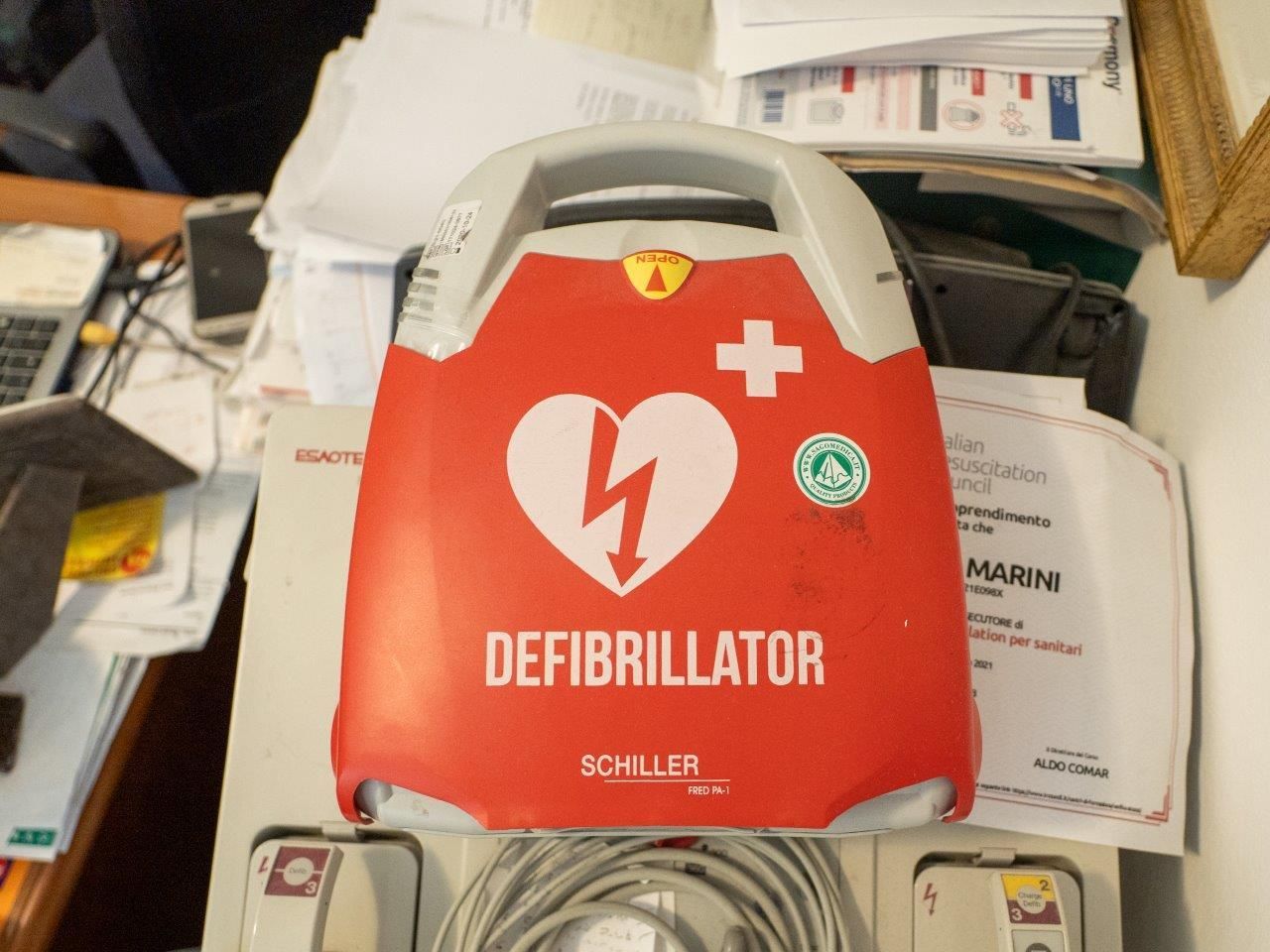 Un uomo si tiene il petto per il dolore perché ha avuto un infarto.