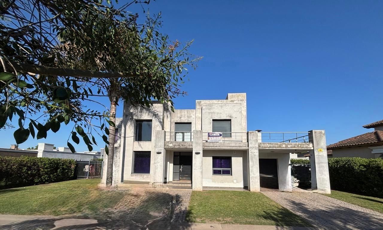 Casa de dos plantas con fachada de hormigón,