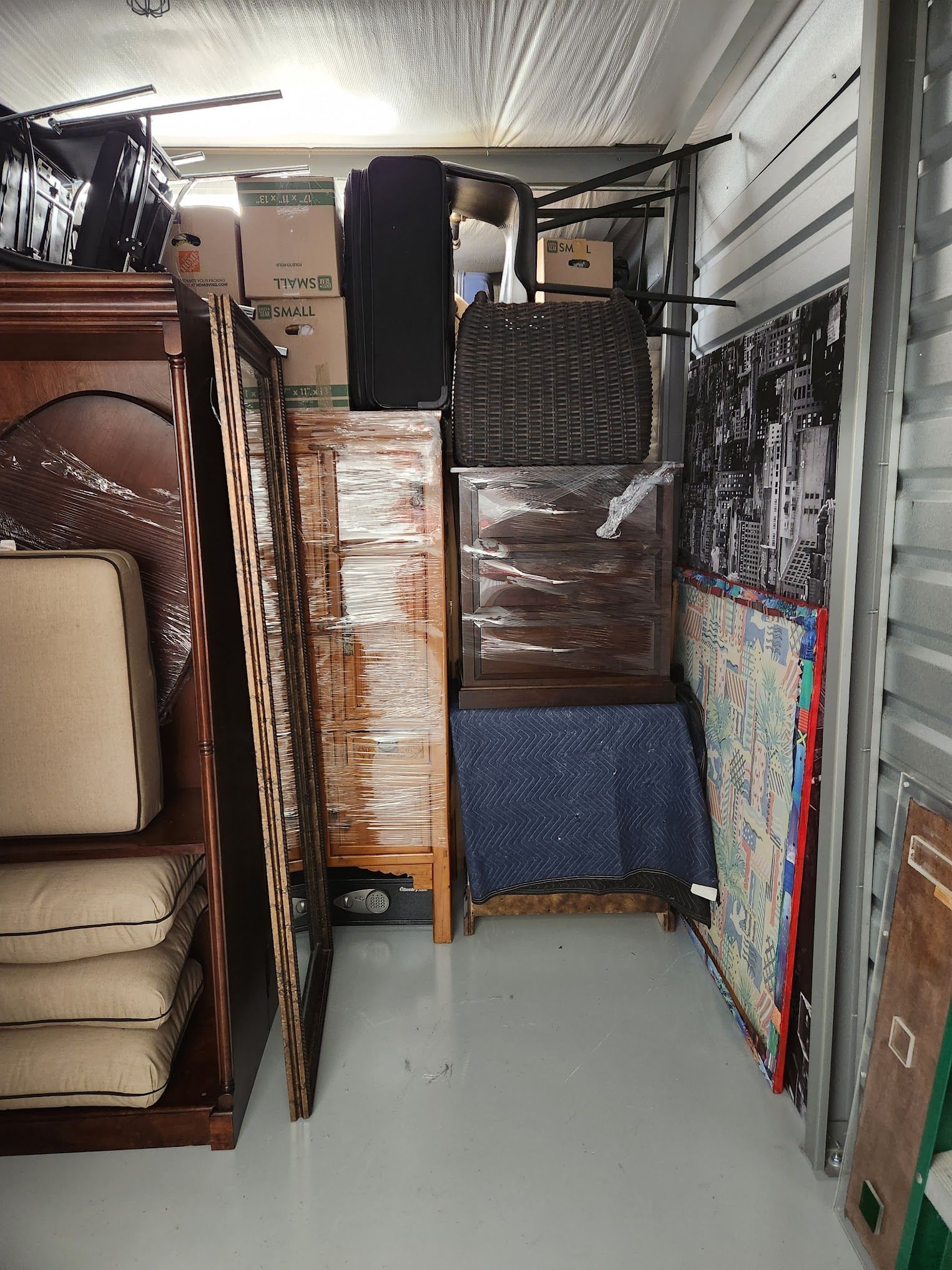 A room filled with lots of furniture and boxes.