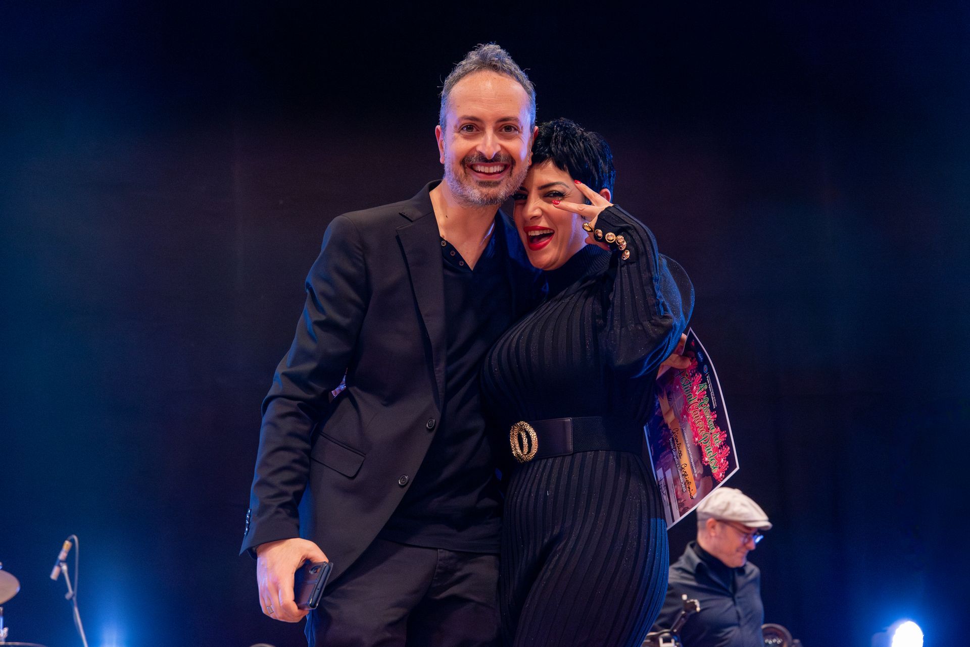 Un uomo e una donna posano per una foto su un palco.