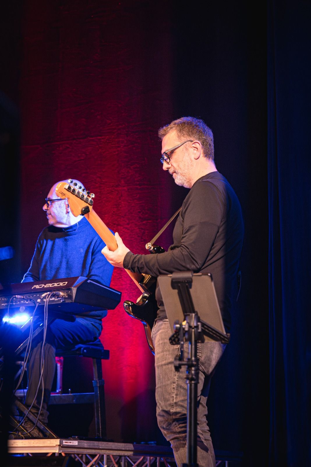 Una donna canta in un microfono su un palco.