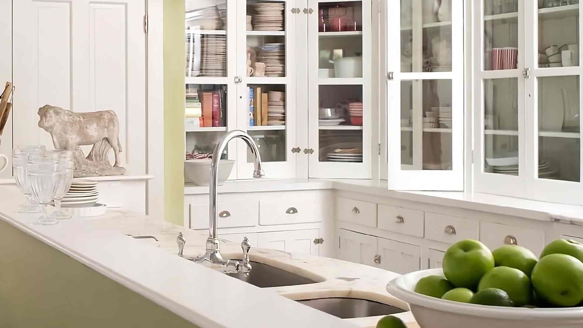 Benjamin Moore White Dove OC-17 on kitchen cabinets near Des Moines and Waukee, Iowa (IA) and Omaha,