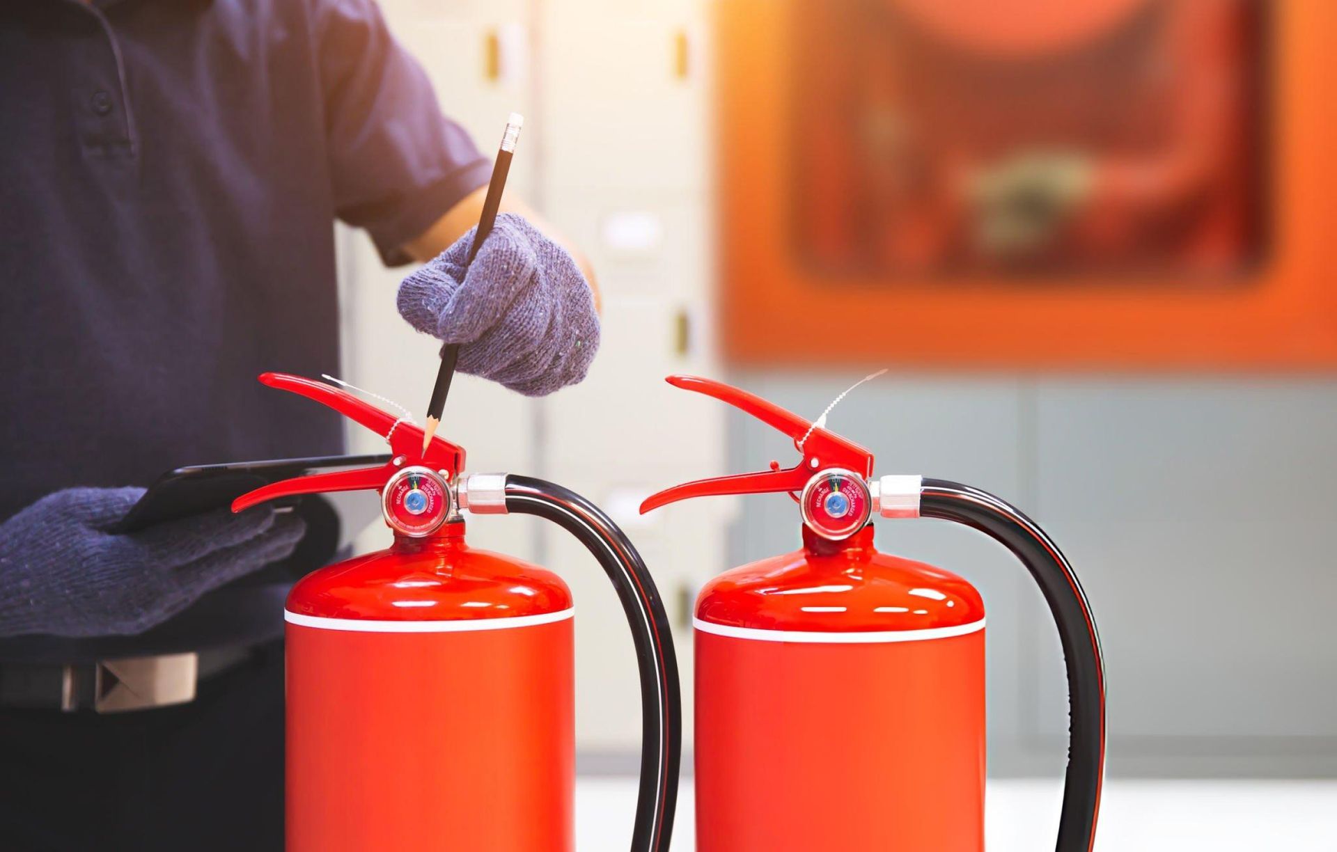 Technicien contrôlant  un extincteur pour verification 