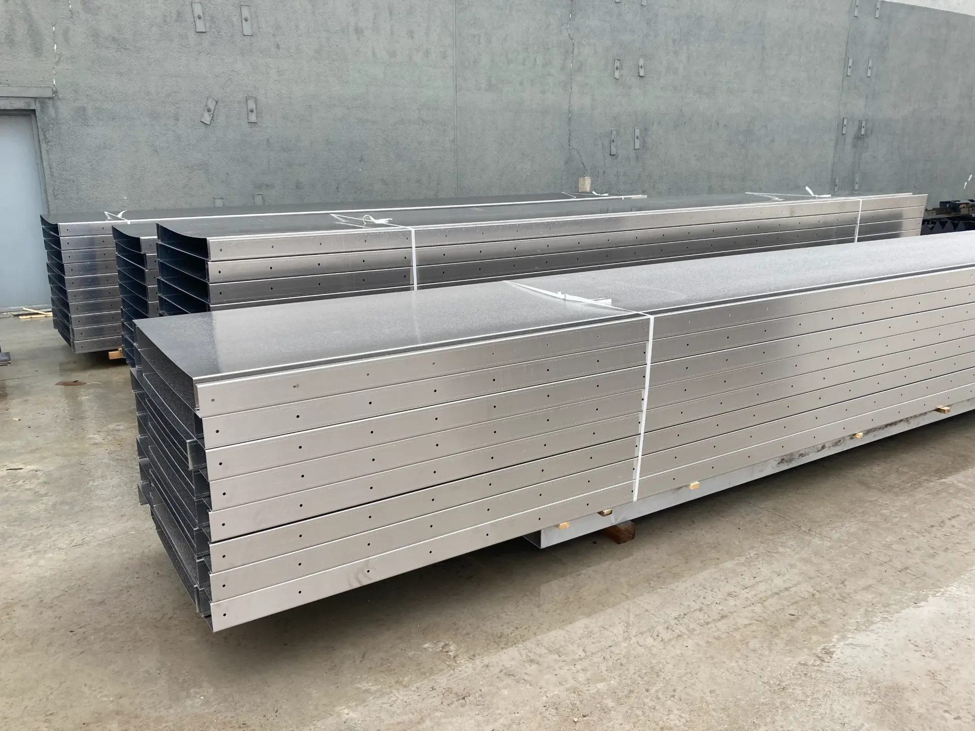 Material Aluminium AW5754 H111, längd på detaljer 7300 till 7600 mm, laserskärning och bockning.