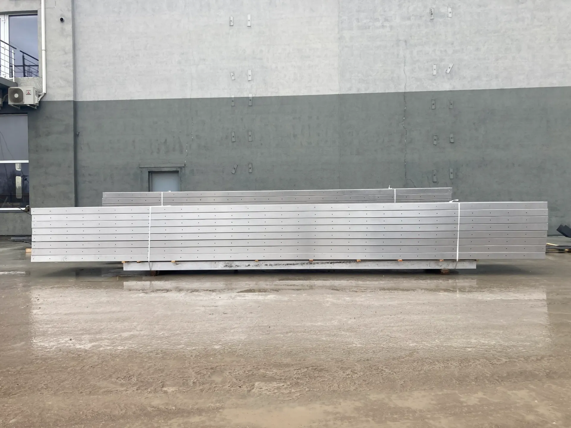 Material Aluminium AW5754 H111, längd på detaljer 7300 till 7600 mm, laserskärning och bockning.