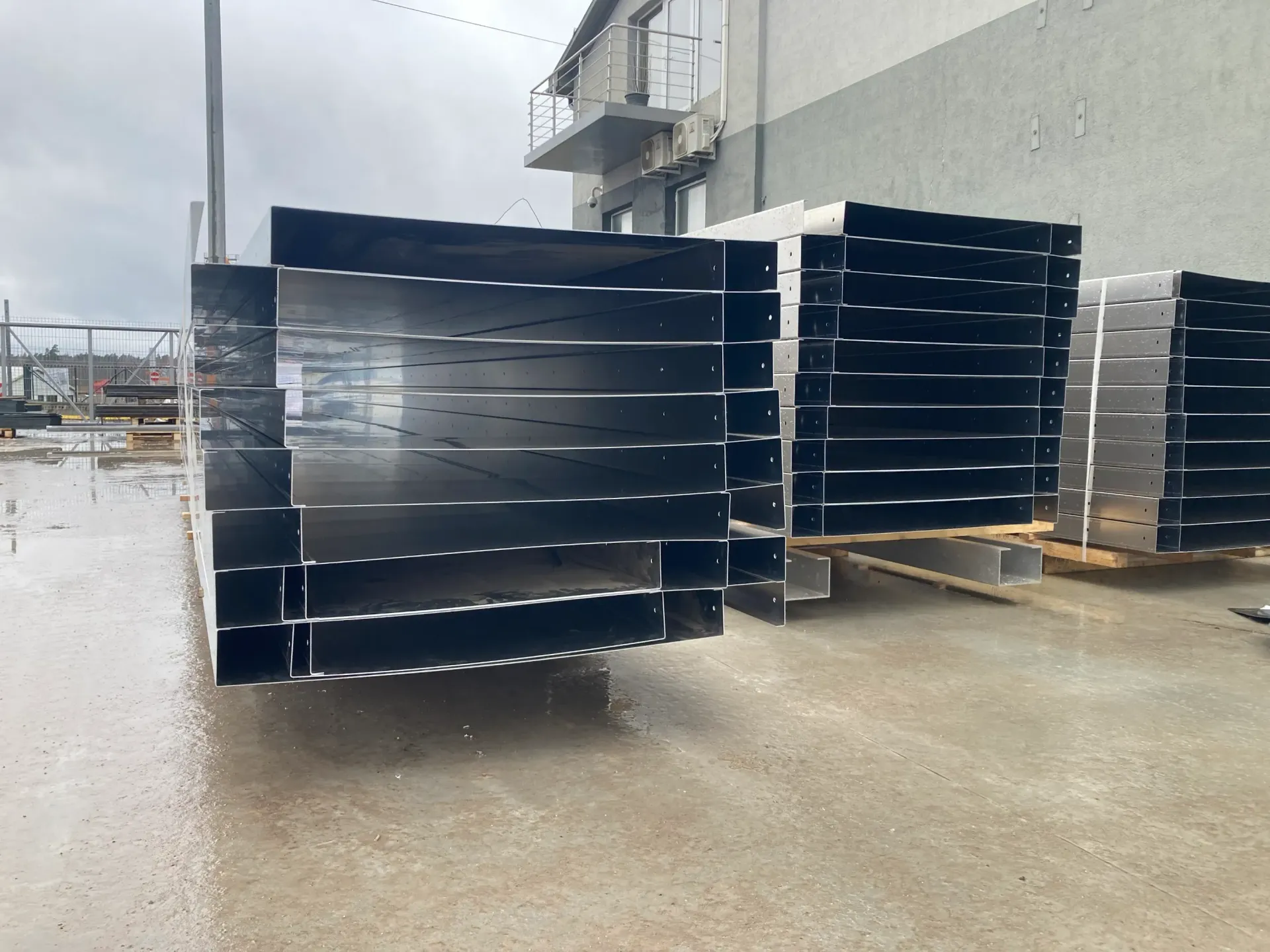 Material Aluminium AW5754 H111, längd på detaljer 7300 till 7600 mm, laserskärning och bockning.