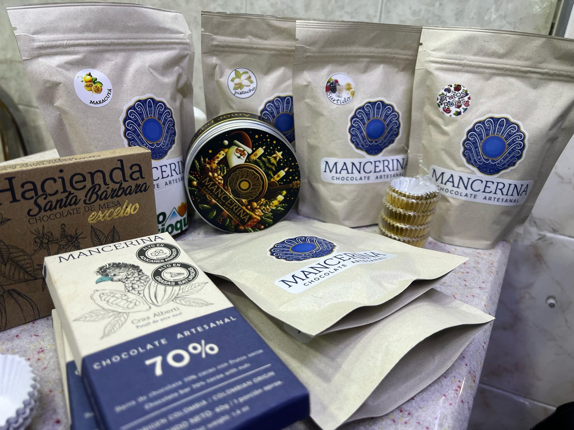 Una mesa cubierta con bolsas de chocolate y una barra de chocolate que dice 70%