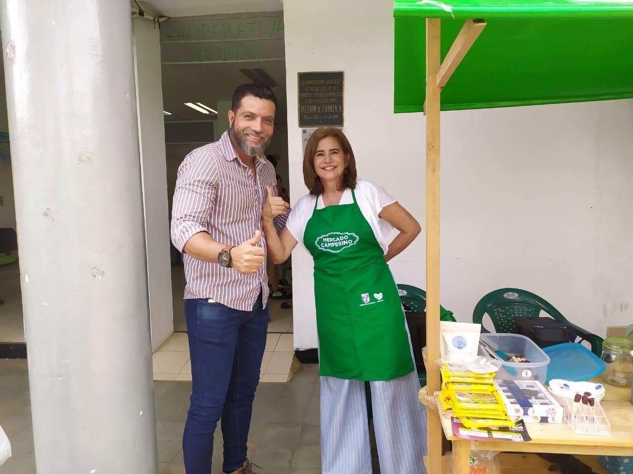 Un hombre y una mujer están parados uno al lado del otro frente a un carro.