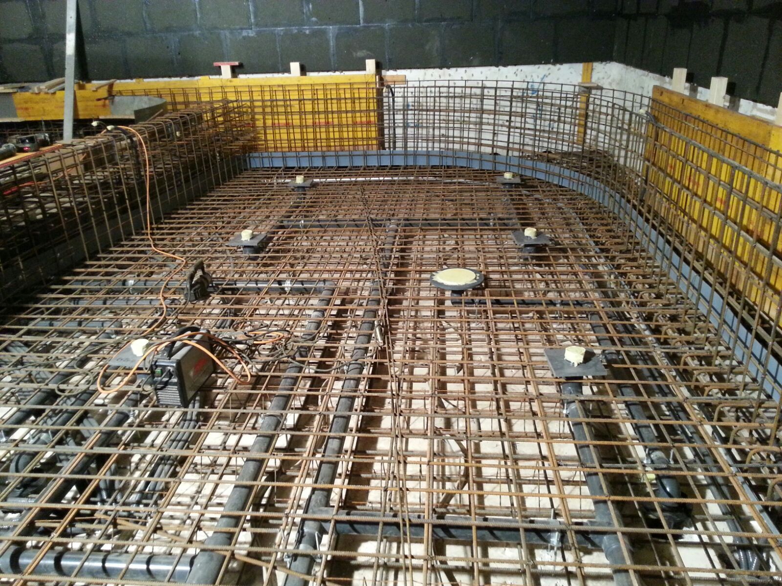 Armatura di una piscina in cemento armato