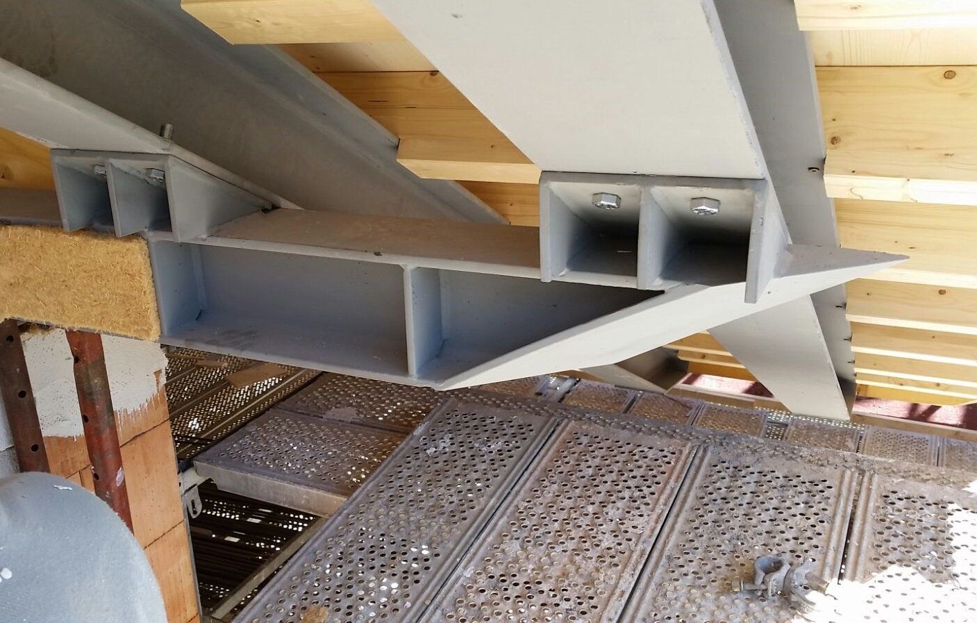 Particolare costruttivo in acciaio per un tetto in legno