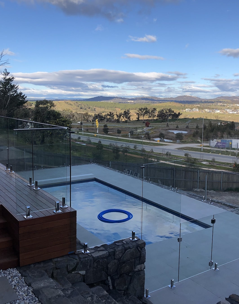 A large swimming pool with a blue circle in the middle of it