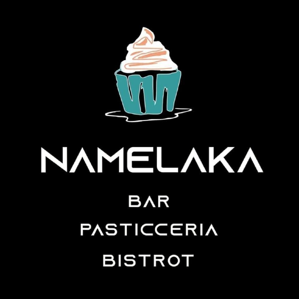 Logo per Namelaka Bar, pasticceria e bistrot, raffigurante un cupcake verde acqua con glassa bianca su sfondo nero.