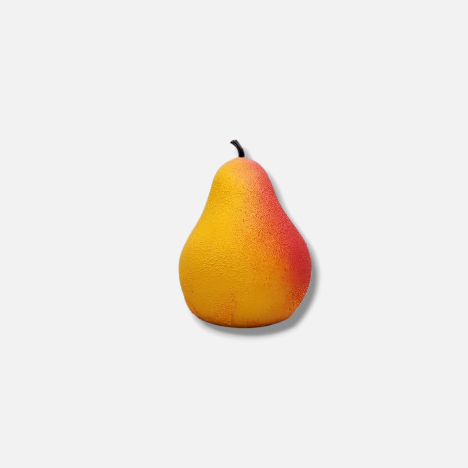 Pera gialla e rossa con un piccolo gambo nero.