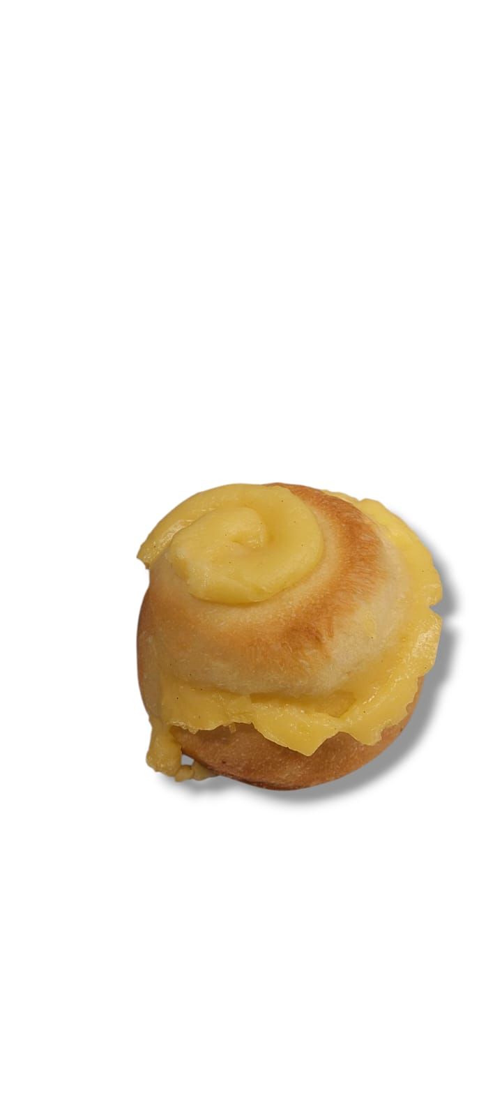 Primo piano di un panino con un vortice di ripieno giallo sopra e all'interno.