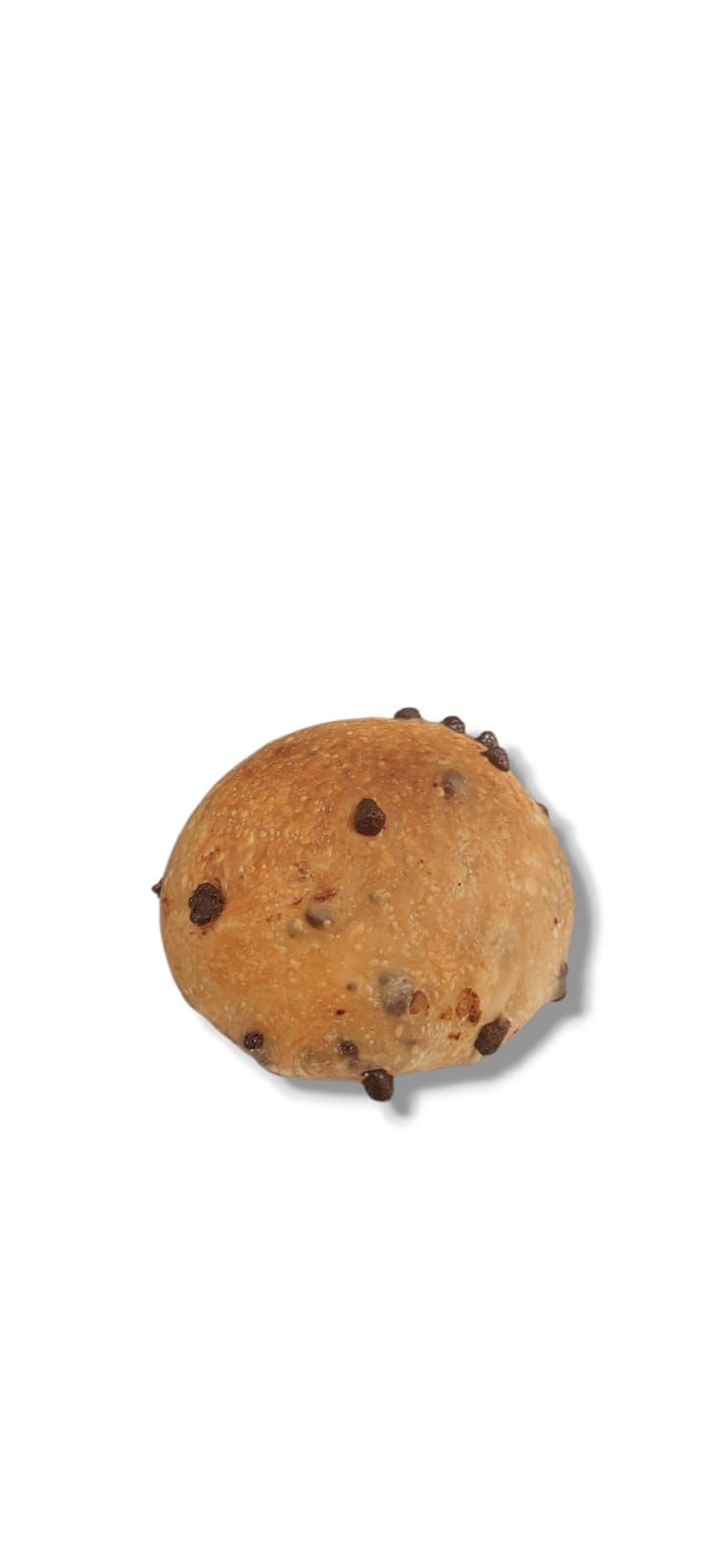 Primo piano di un biscotto con gocce di cioccolato su sfondo bianco.