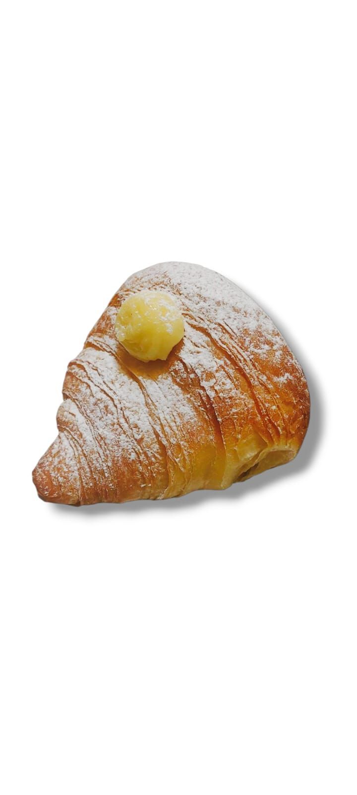 Croissant spolverato con zucchero a velo e un ciuffo di crema gialla.