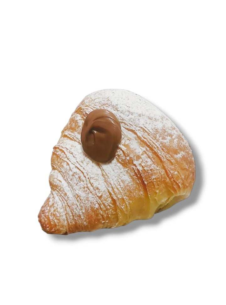 Un croissant spolverato con zucchero a velo e guarnito con una cucchiaiata di cioccolato.