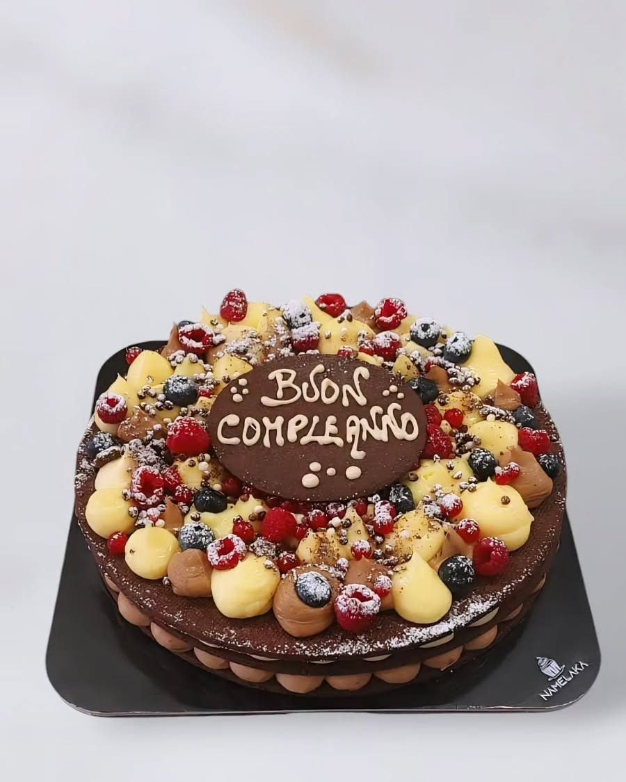 Torta al cioccolato con decorazione