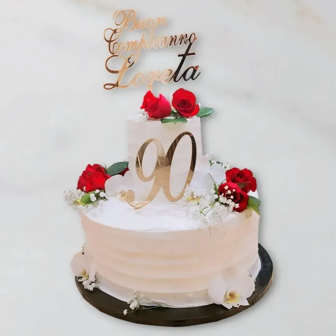 Torta bianca a due piani con scritta