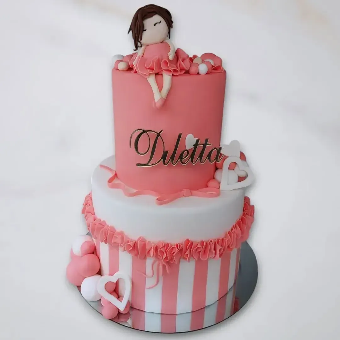 Torta a due piani rosa e bianca con 