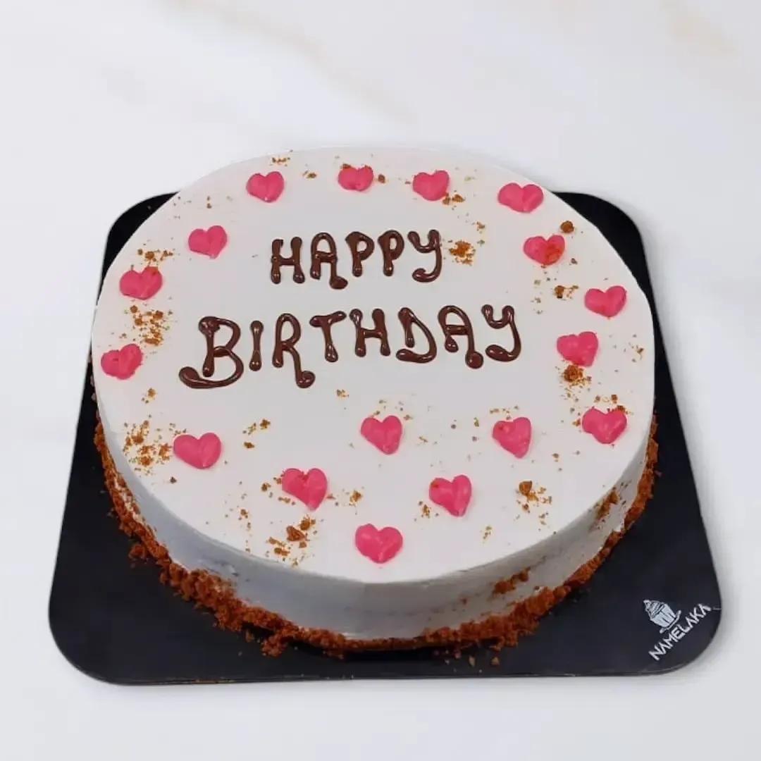 Torta di compleanno bianca con scritta