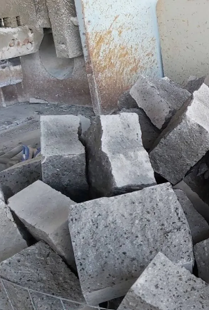 Anello con acquamarina e diamanti su legno galleggiante.