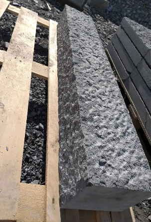 Orecchini a cerchio in argento, finitura opaca, su superficie nera riflettente.