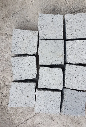 Anello in oro con grande pietra preziosa ovale di opale, incastonata su un supporto in argento.